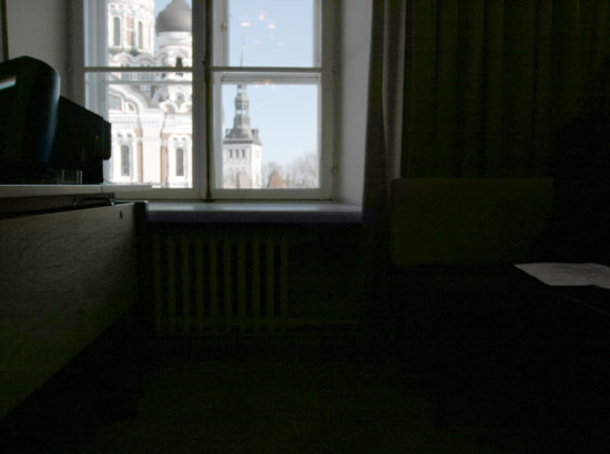 7_tulevad_uksest_paberitega